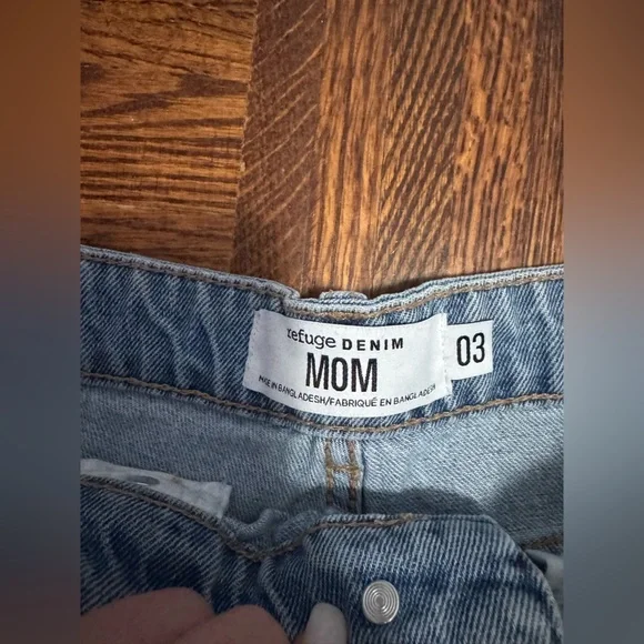 URBAN PLANET JEAN SHORTS MOM STYLE SIZE 03 LIGHT WASH WITH RIPS - Picture 5 of 6